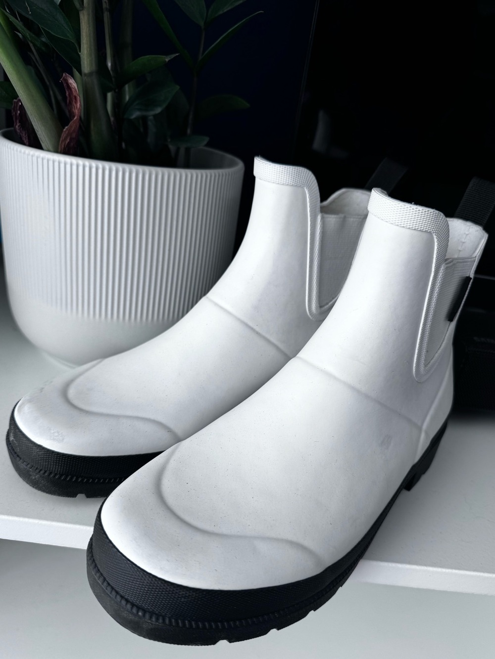 Tretorn White Chelsea Pull-On Rain Boots with Black Sole Size US 6M